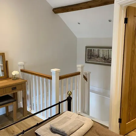 The Nook At Pentregaer Ucha, With Tennis Court & Lake. Oswestry Exterior photo