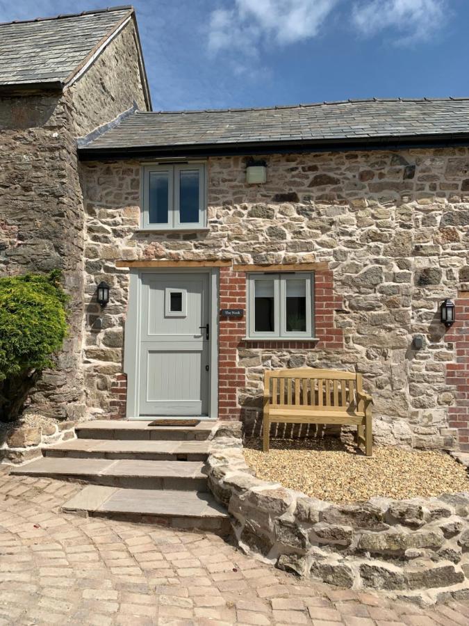 The Nook At Pentregaer Ucha, With Tennis Court & Lake. Oswestry