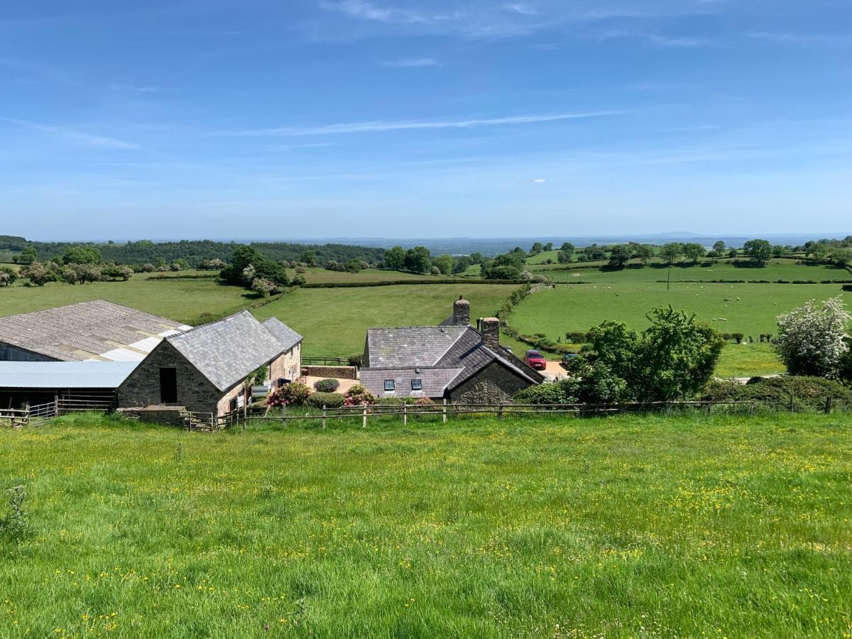 The Nook At Pentregaer Ucha, With Tennis Court & Lake. Holiday home Oswestry
