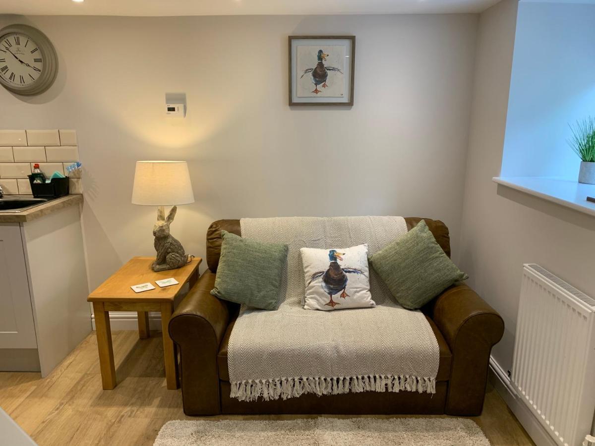 The Nook At Pentregaer Ucha, With Tennis Court & Lake.