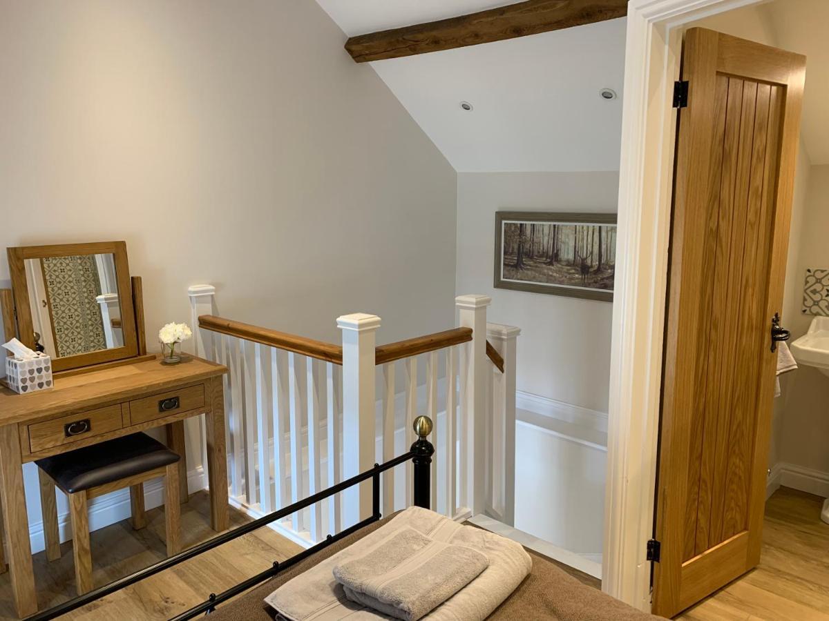 The Nook At Pentregaer Ucha, With Tennis Court & Lake. Holiday home *