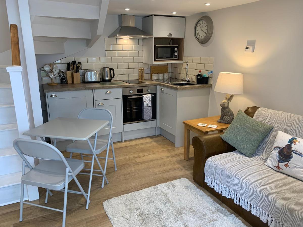Holiday home The Nook At Pentregaer Ucha, With Tennis Court & Lake.