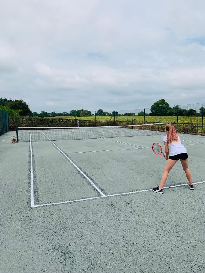 Holiday home The Nook At Pentregaer Ucha, With Tennis Court & Lake.