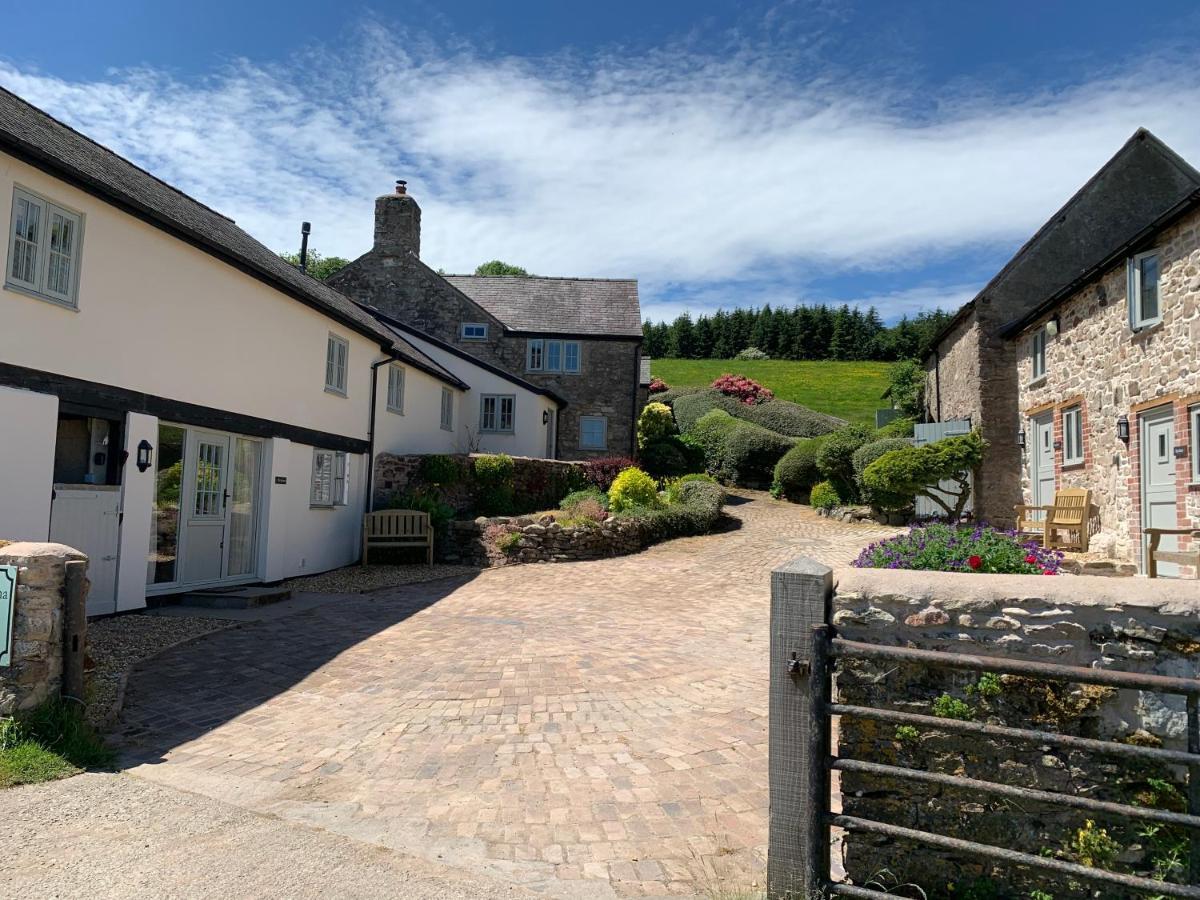 The Nook At Pentregaer Ucha, With Tennis Court & Lake. Holiday home *