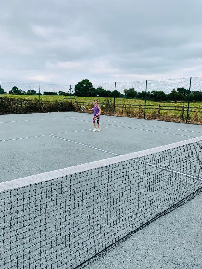 The Nook At Pentregaer Ucha, With Tennis Court & Lake. Holiday home *